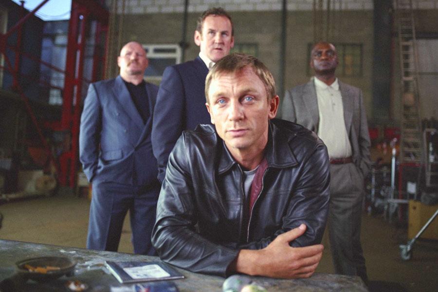 DiscoverFeed's tweet photo. Jason Statham To Replace Daniel Craig in ‘Layer Cake’ Sequel http://t.co/OJmPQok5Ps http://t.co/s22vVc0FgO
