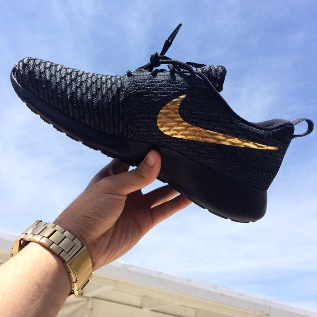 NikeiDsDaily's tweet photo. "Rose Gold" Roshe Run ⚫️〽️ http://t.co/3ysdFQrvrS
