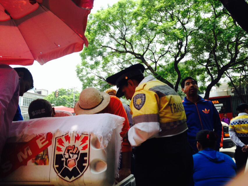 miri_gs's tweet photo. Bloqueos de la CNTE en el INE, Insurgentes Sur y los "polis" comprándole paletas de hielo a los del SME 😋 #pa'lacalor http://t.co/oqZtl1fzjW