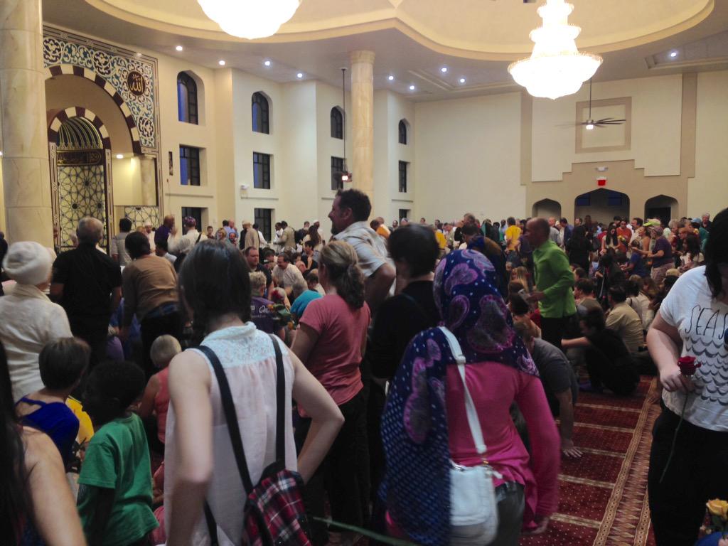 iatassi's tweet photo. #Phoenix #AZ after #anti-Islam protest by the #haters people of all faith came 2 #PhoenixMosque exchanged #peace http://t.co/vXcTu7mOa2