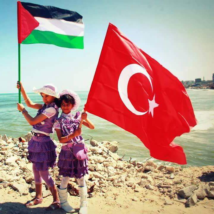 Kerimalastal's tweet image. Gazze sahlininde iki Filistinli çocuk Türkiye ve Filistin bayrağı taşıyor. 
Bir kardeşlik ve dostluk mesajı ❤