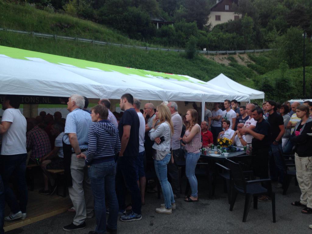 Veenmanr's tweet photo. De tent was vanavond te klein voor alle mensen die de nieuwe uitzending wilde kijken, blijft spannend moment #wostv http://t.co/pW8x5nzjOZ