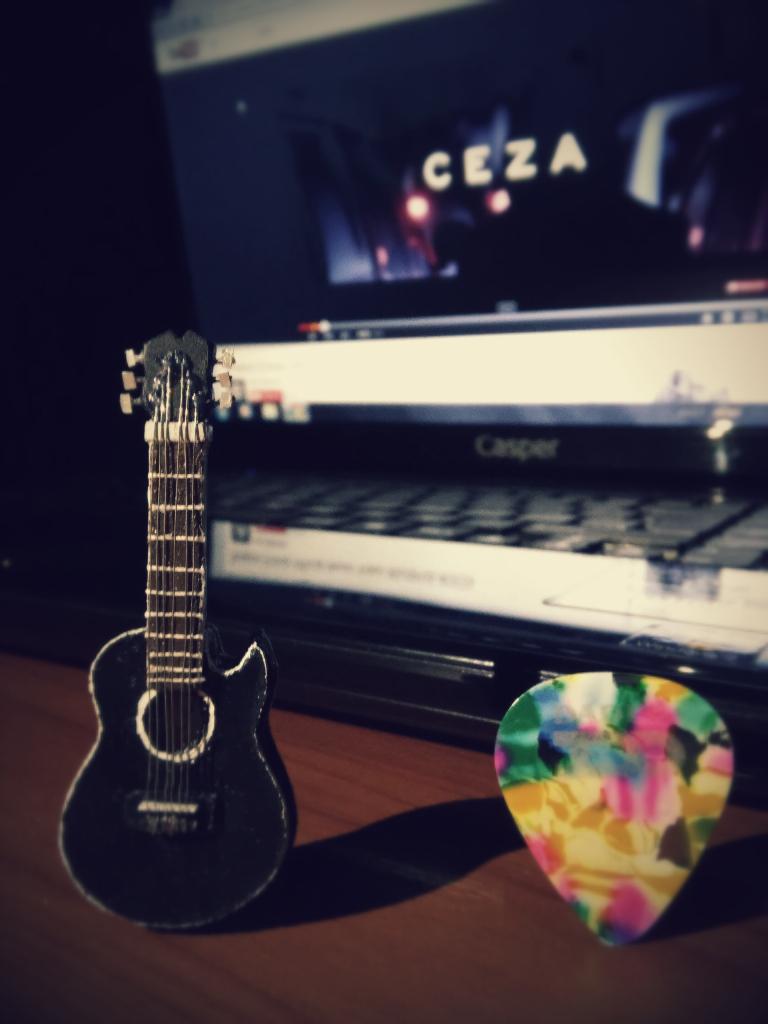 Minyatür akustik gitar 😃