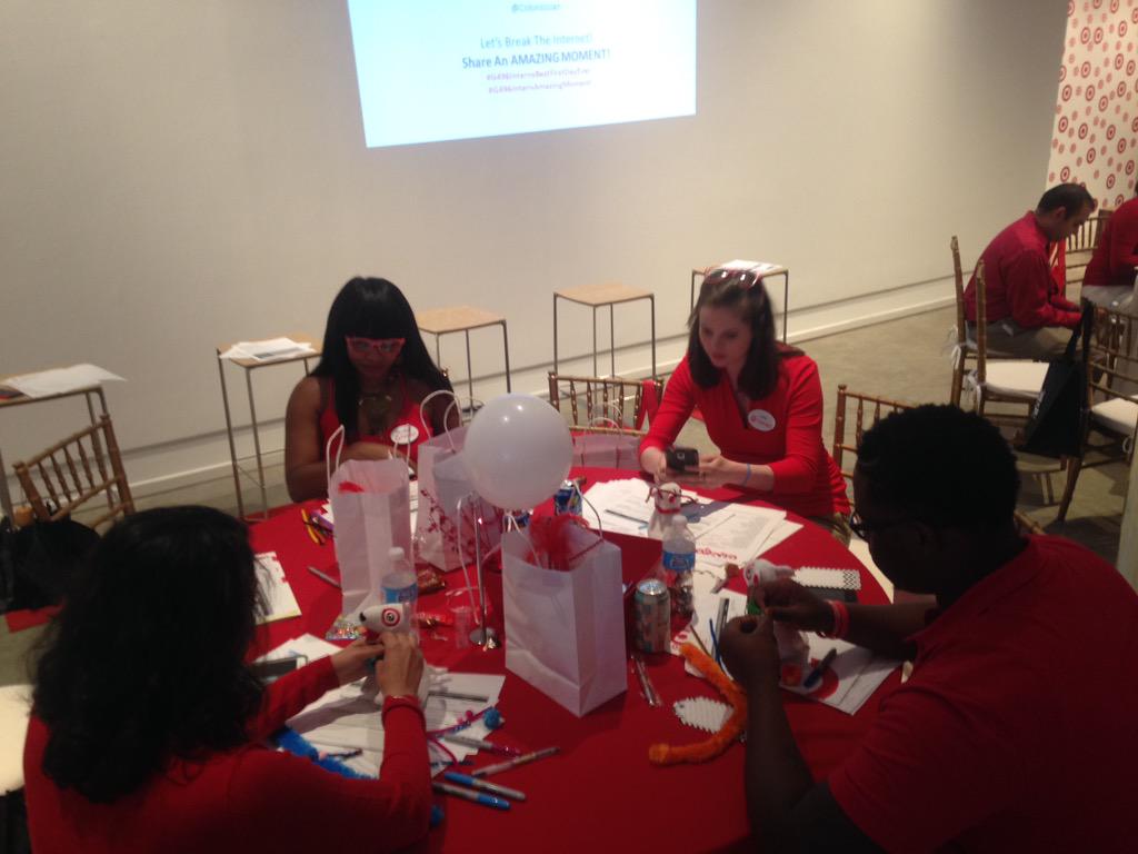 Vibe_tastical's tweet photo. D423 Interns creating some fun Target dogs while learning about themselves!#InternDevelopment #G496BestFirstDayEver http://t.co/8q29zo9D5h