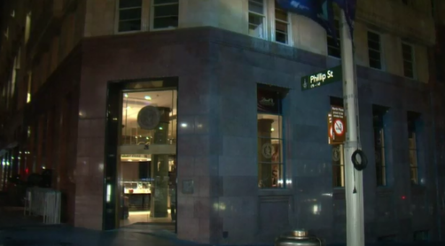 9NewsSyd's tweet photo. Rocks thrown through the windows of Lindt cafe in #MartinPl. @chrisurquhart LIVE with details @TheTodayShow. http://t.co/7vcU2ievRZ