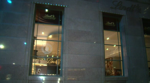9NewsSyd's tweet photo. Rocks thrown through the windows of Lindt cafe in #MartinPl. @chrisurquhart LIVE with details @TheTodayShow. http://t.co/7vcU2ievRZ