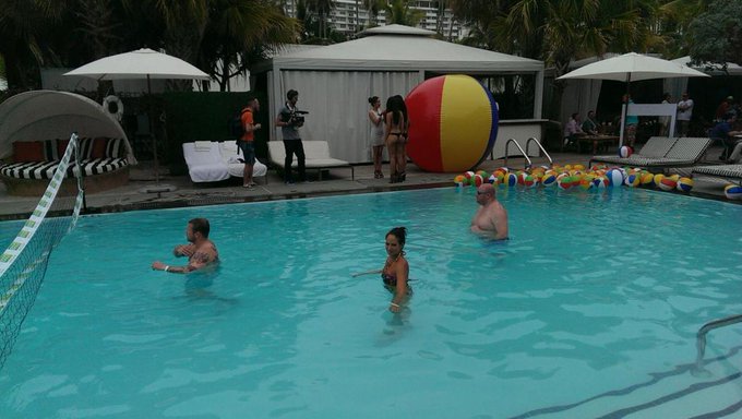 Pool volleyball!!!* http://t.co/PfQ56z0DY6