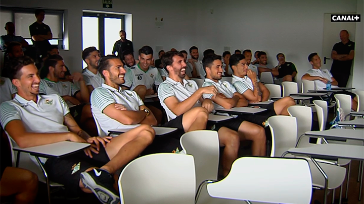 MarcosVdlr's tweet photo. "@casadelfutbol: Emociónate.
El Betis, corazón abierto.
Programa completo: http://t.co/oxOufjGK1o http://t.co/SCJ1v6PUuq" @PeluyaReal