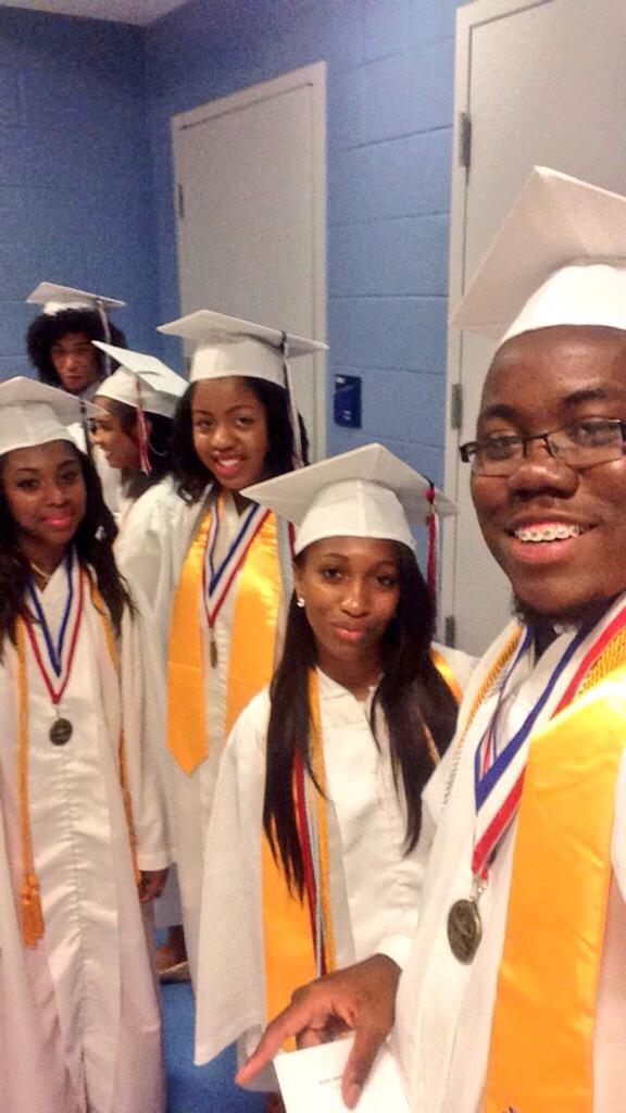 JuiceManMalik_'s tweet photo. Nigga we made it ! #2k15Graduation #MHSGrad2015 #MHSGraduation2k15 http://t.co/fWAweSZN3o