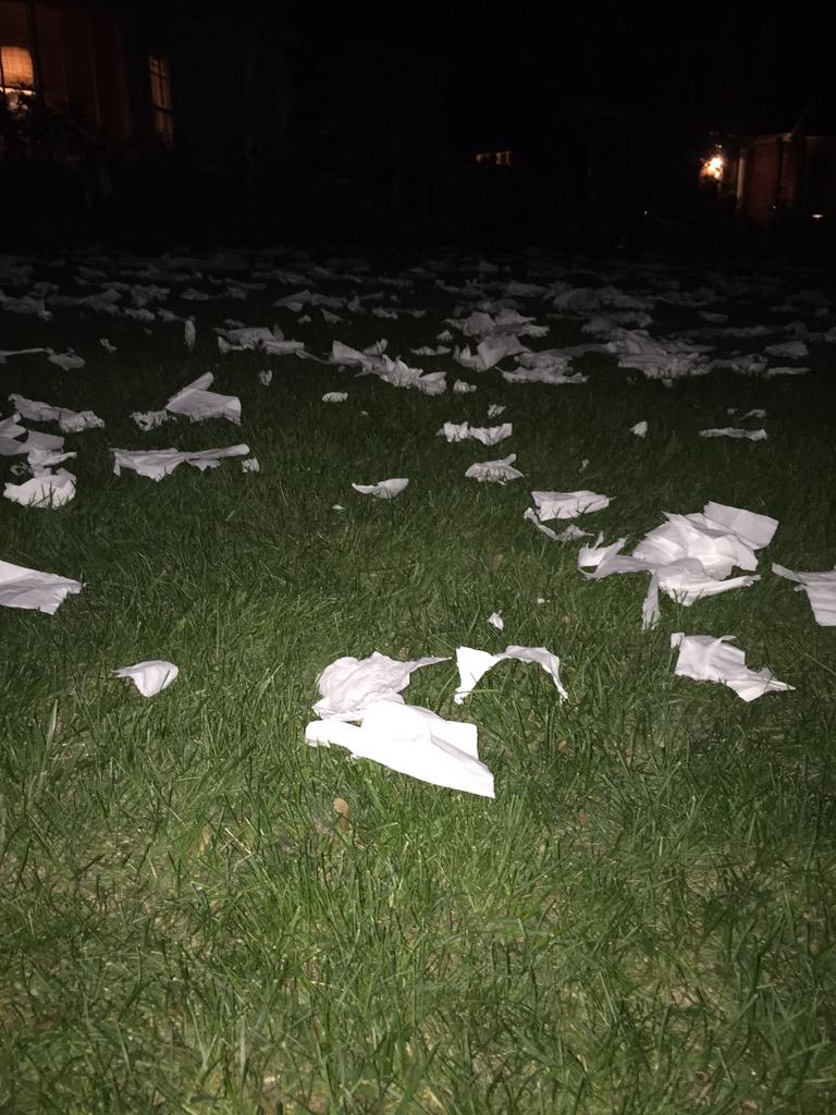 lilarmacost's tweet photo. When you don't know how to throw TP #8thgradeboys http://t.co/exzK7gVQ6o