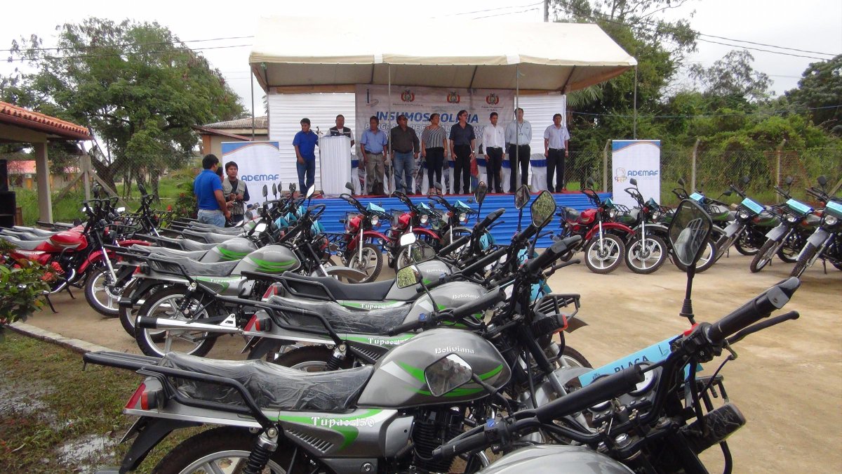 AdemafBeni's tweet photo. Gobierno entrega 38 motocicletas a trabajadores mototaxistas de Trinidad. Prog. Fortalecimiento al Sector Mototaxista http://t.co/O9EHTbXWFN