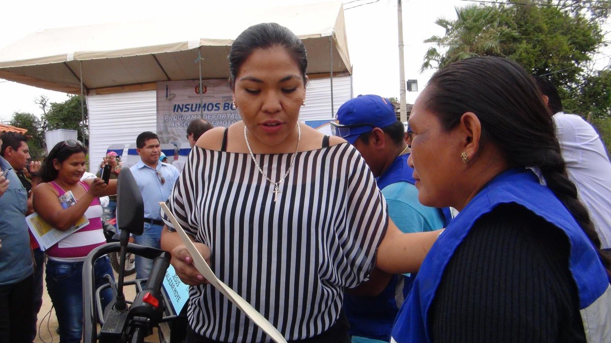 AdemafBeni's tweet photo. Directora ADEMAF Beni, Isabel Gallardo, destaca beneficio de entrega de motocicletas a trabajadores mototaxistas. http://t.co/mUZunBIiGy