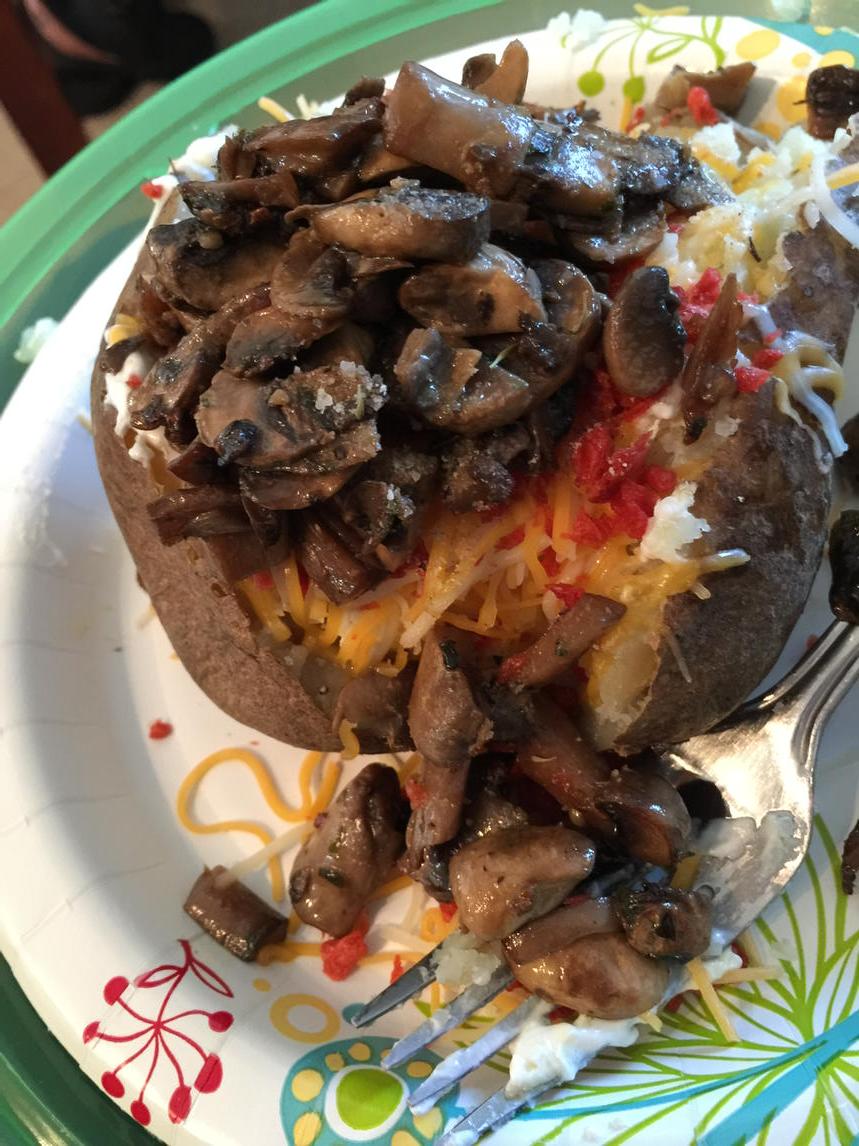 Sunnie3Ray's tweet photo. Loaded potato with sautéed mushrooms. It's what's for dinner 🍷😘💕😁😎 #summerfun http://t.co/B5cBquNSz8