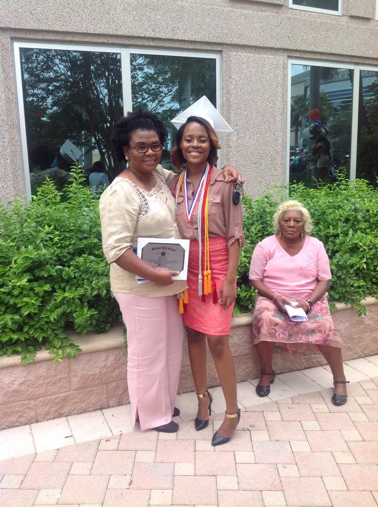 MaisonChanel_'s tweet photo. #MHSGraduation2k15 ๐๐ http://t.co/7USpFuFXKR