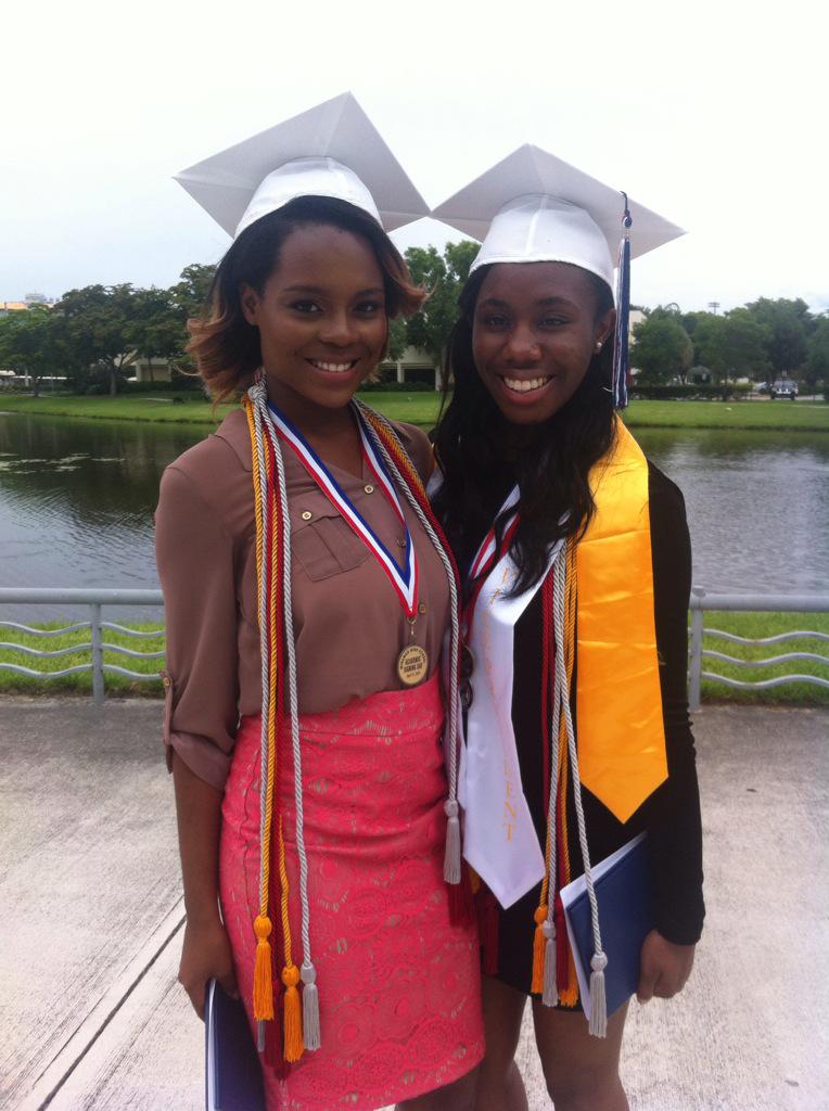 MaisonChanel_'s tweet photo. #MHSGraduation2k15 ๐๐ http://t.co/7USpFuFXKR