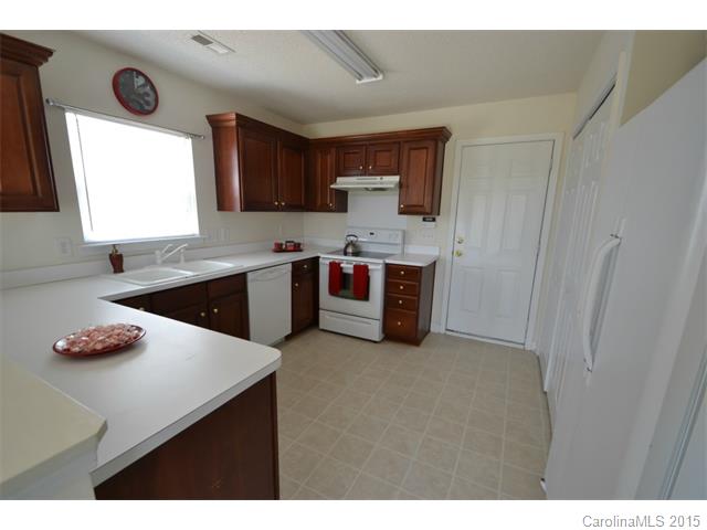 TreviaRealtor's tweet image. 3bdr/2,5ba plus loft close to Wingate University!  $130,000  #416GlencroftDr