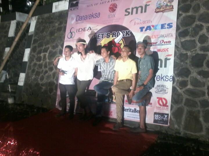 Tripitipsi's tweet photo. Ini poto dr hp butut gua waktu di @Maps_Thamrin poto nya blur~ dalam keadaan stengah speleng😏 http://t.co/ZGWBXd7AUq