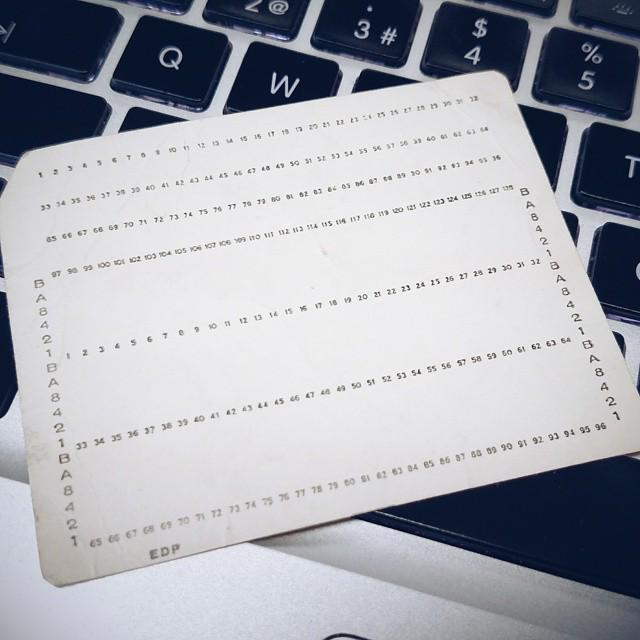 javierbenek's tweet photo. Hoy llegó esto a mi escritorio, todo un vestigio de las Tecnologías de Información. :) http://t.co/eIW8LmwYbS http://t.co/ZZxcEouJJi