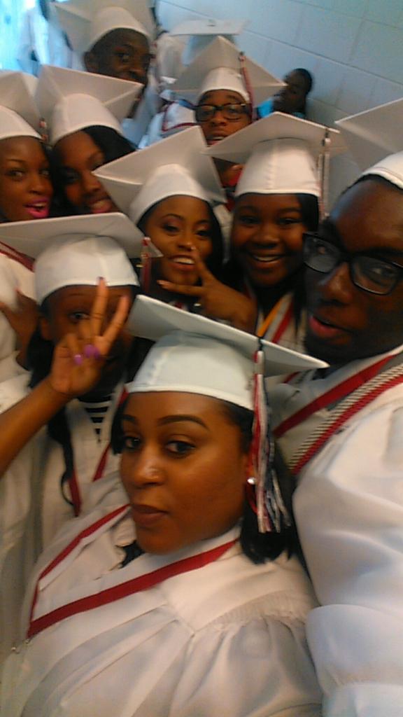 yeahimb's tweet photo. #MHSGraduation2k15 Ntn But Fam โ @ChillDee_ The Rest I Don't Even Know They @ Names But Yeah โ๐ http://t.co/PMXm0lRgFI