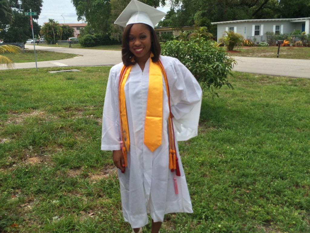 wthakira's tweet photo. It's been real y'all #mhsgrad2015 π http://t.co/LUIcSF8Krg