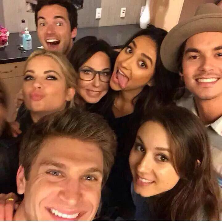 ttrpoets's tweet image. MEU DEUS EU AMO VOCÊS MAIS DO QUE TUDO #SummerOfAnswers #WelcomeBackPLL
