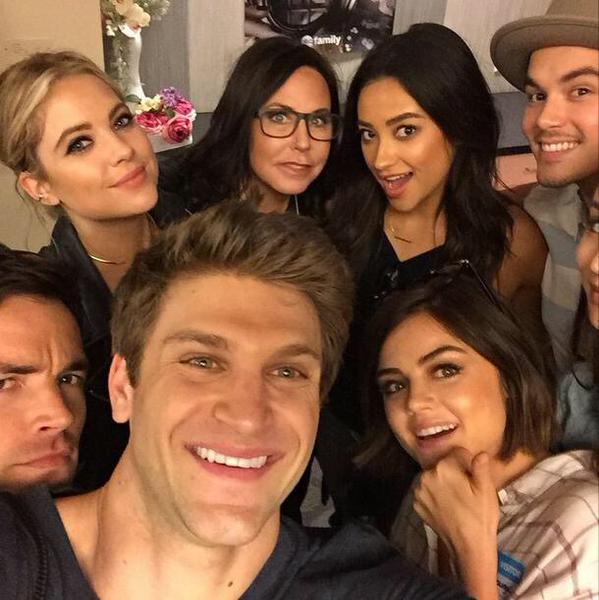 twittheus's tweet image. meu elenco preferido, ninguém sai #WelcomeBackPLL