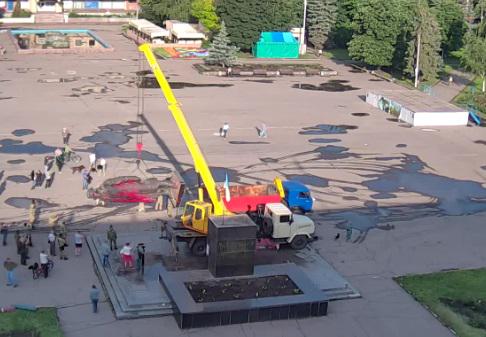 novostidnua's tweet photo. Ильич прилег в Славянске http://t.co/UVqtM8gpe3 http://t.co/tn6GcT3do8