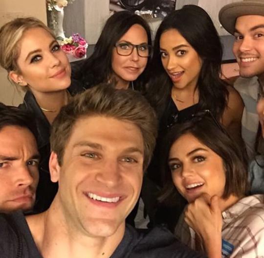 winchaler's tweet image. UM TIRO ATRÁS DO OUTRO #WelcomeBackPLL