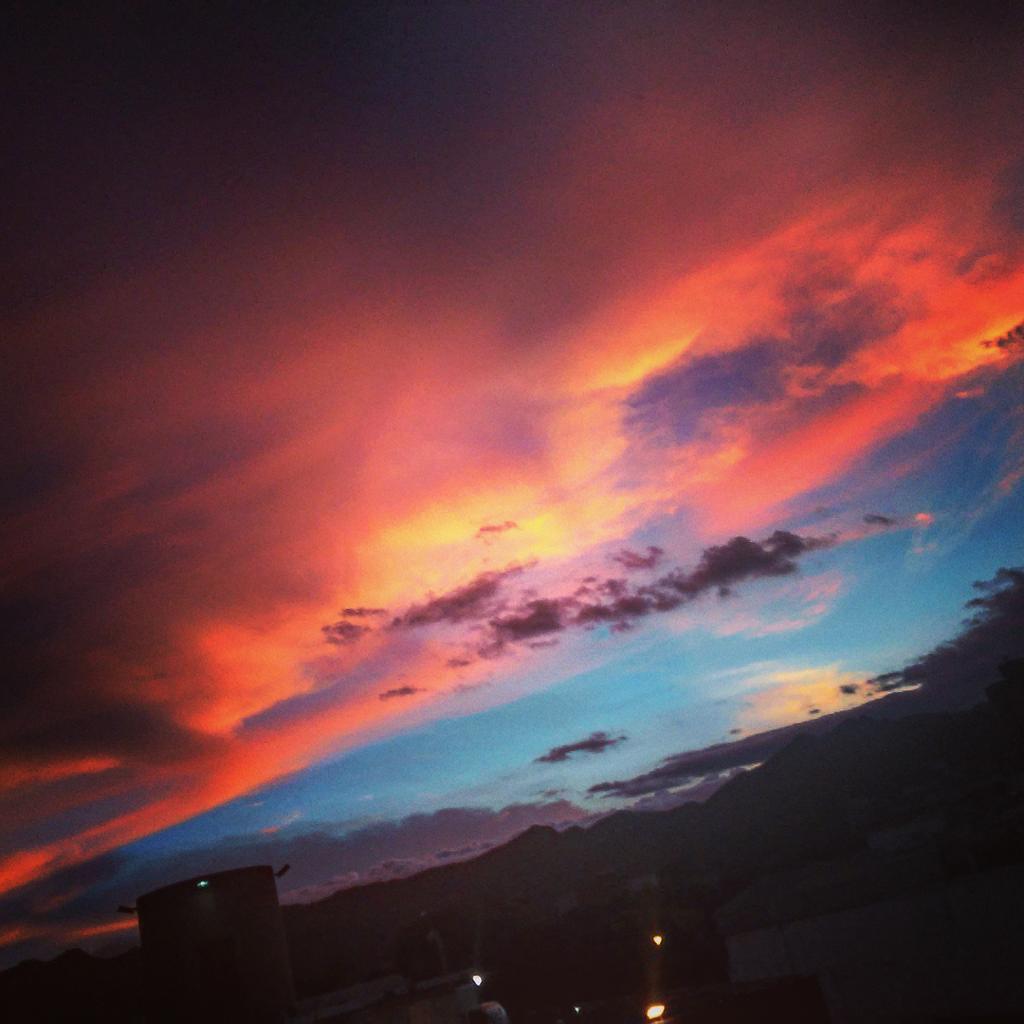MaRLoN_SeViLLa's tweet photo. El atardecer en mi departamento que bello http://t.co/ybM36bhto8
