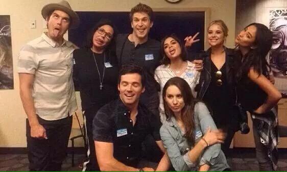 kdrewuhl's tweet image. essa é claramente a série da minha vida #WelcomeBackPLL