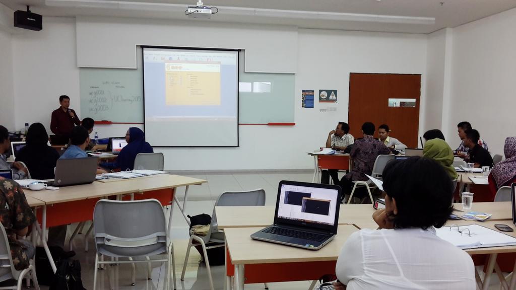 onein20_SBY's tweet photo. Day2 BCT Surabaya, sesi1 diisi oleh Bee Accounting,peserta diajarkan cara membuat laporan keuangan sederhana #OIM2015 http://t.co/eK8brB3amg