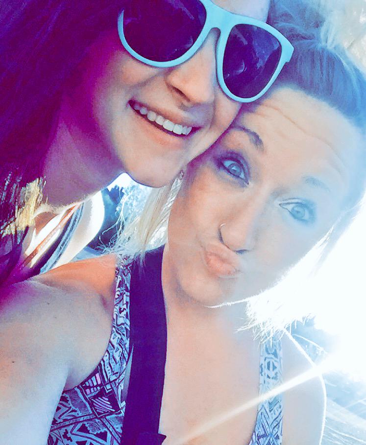 SmilieMikA's tweet photo. @Themowglis concert with my main @aubby_dawn. 😍😘 http://t.co/vRPKW0YhsX