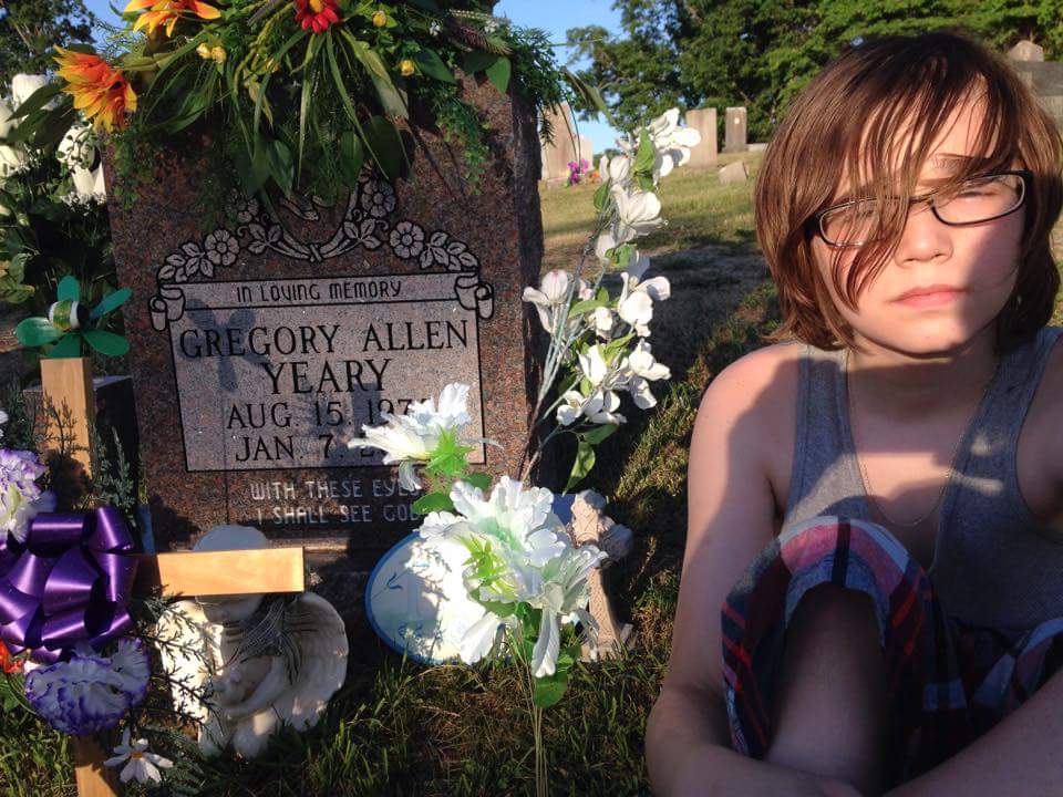 cherryfultz's tweet image. The hardest thing I've ever done is watch my child decorating his dads grave. He's stronger than me.