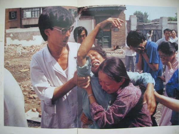 89年6月4日，一位六四死难者的母亲痛不欲生，旁观者也都纷纷落泪。#图说八九六四