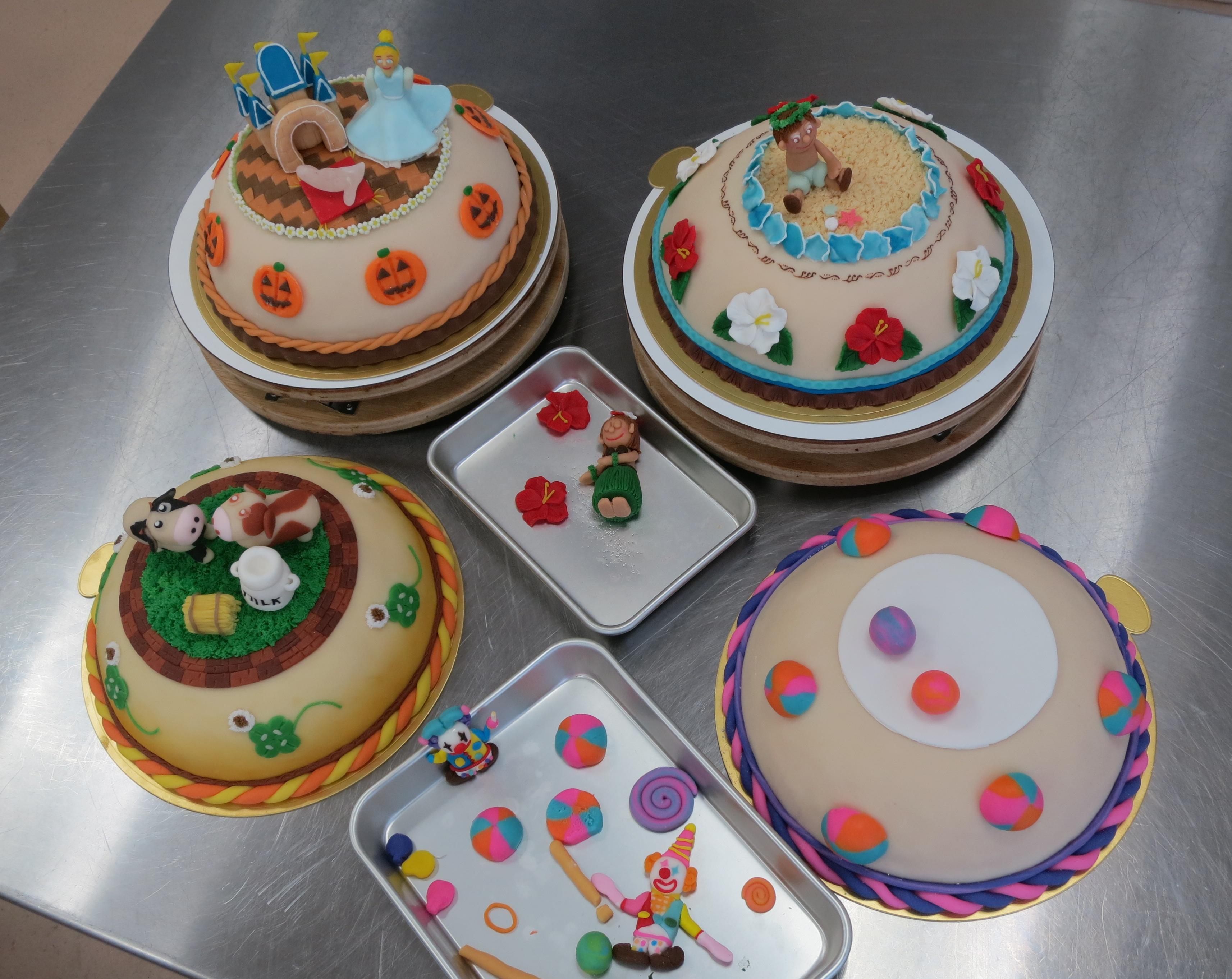 山梨学院短期大学 公式 山梨県ケーキショー 食物栄養科フードクリエイトコース2年生は マジパン仕上げのデコレーションケーキ を製作しています 一人1作品 全員がケーキコンテストジュニア部門に出品します 金 銀 銅賞が受賞できるように頑張っ