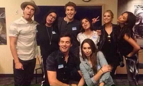bookl6ver's tweet image. VOU COLAR NA TESTA SIM, E SE RECLAMAR COLO NO RESTO DO CORPO TAMBÉM #WelcomeBackPLL #SummerOfAnswers