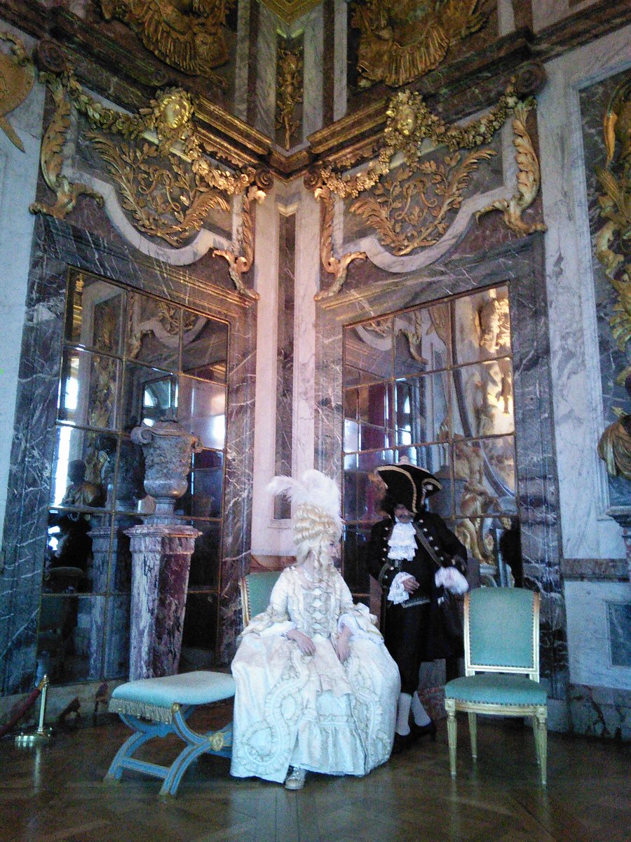 1214jack's tweet photo. “@QuadrilleTuteur: #fetesgalantes http://t.co/YGnMJ0jgyU”
ヒソヒソ話が絶えない 笑
#Diseuse de bonne adventure
の間にて