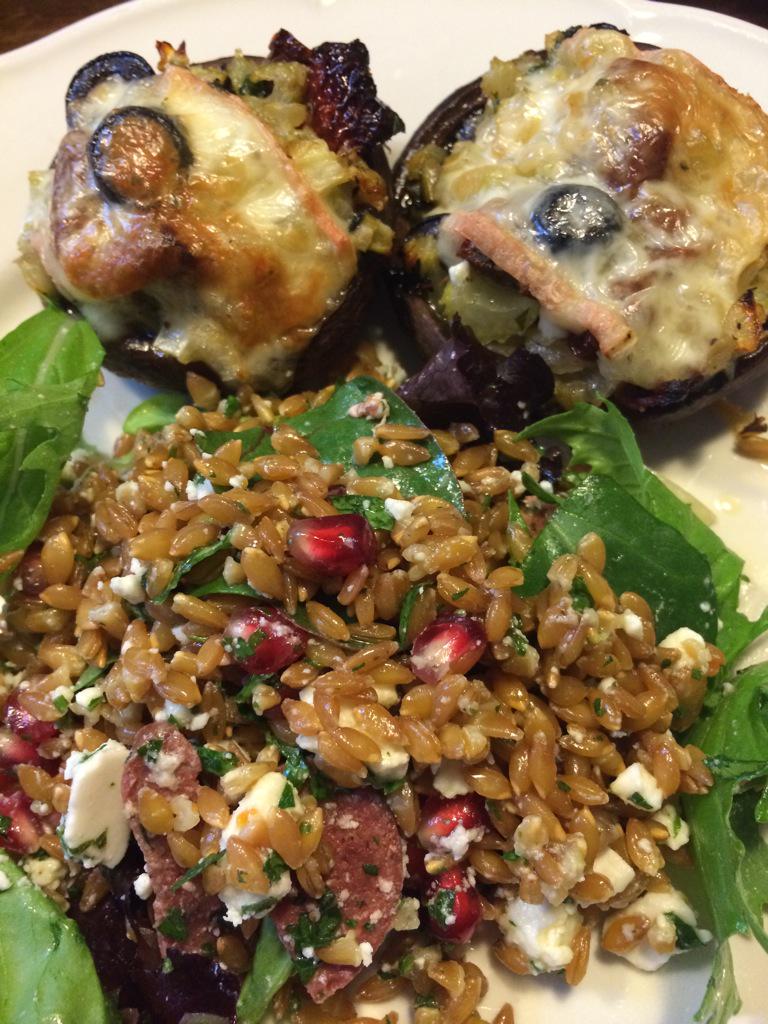 Eenkoorn met granaatappel/feta/sucuk en gegratineerde portabello #graanrepubliek