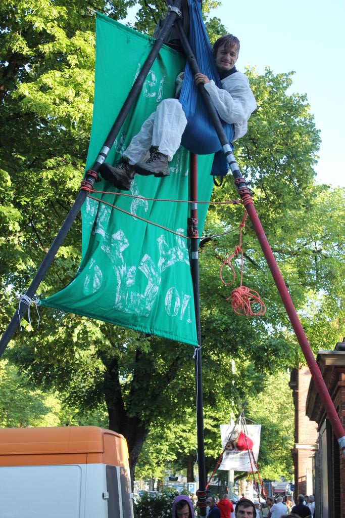 timluedde's tweet image. #München:mehrere Dutzend Tierrechtler*innen blockieren Zugänge einer Schlachterei #Tierrechte #G7 #stopg7 #antig7