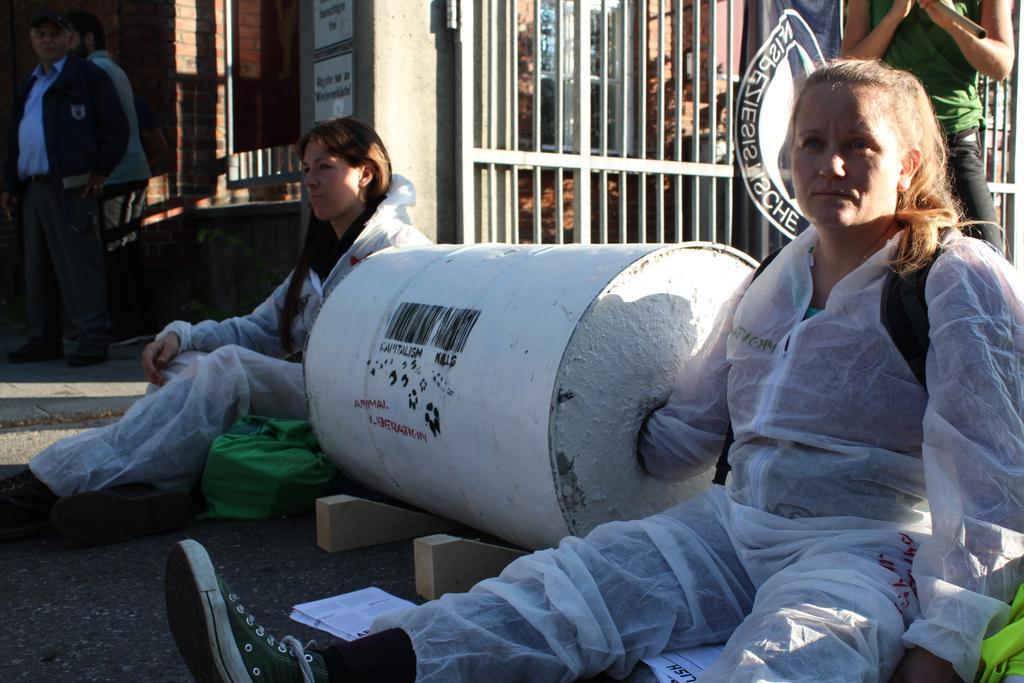 timluedde's tweet image. #München:mehrere Dutzend Tierrechtler*innen blockieren Zugänge einer Schlachterei #Tierrechte #G7 #stopg7 #antig7