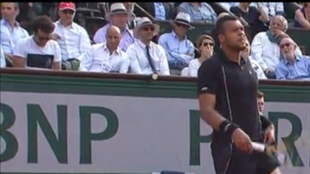 samama_muriel's tweet photo. @Amir_Officiel_ On dirait bien que t'as geeké plus d'une fois!😜😂 #AmirÀRollandGarros🎾😎
#AlwaysSmile😃 & #AlwaysGeek📱 http://t.co/YYHWChU5Kz
