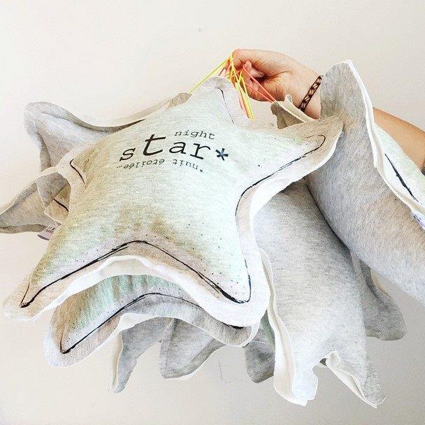 PerlinPaonPaon's tweet image. Pluie d'étoiles phosphorescentes à la boutique ce matin.Nouveauté le petit M à découvrir ici : goo.gl/3juxHq