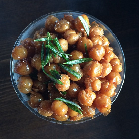 TheKosherKitch's tweet photo. Maple glazed Chickpeas @ditmasla #foodie #foodielove #foodporn these are AMAZING!!!! http://t.co/jQdTu2YyY2