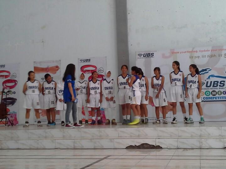 Tim basket puteri SMAN 3 Sby juga nggak kalah keren nih, semangat ya buat #HondaDBL2015 nanti, go go buat Champion!
