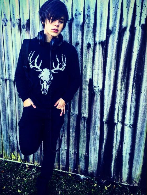 LittleSea's tweet photo. Little Sea guitarist or wannabe @hm model? #sotumblr #suchmodel http://t.co/rVBXWkbejx