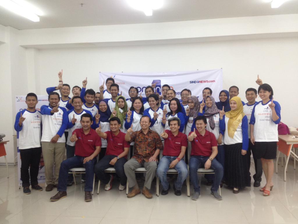 lppm_ciputra's tweet photo. Salam "naik kelas" &amp; salam "Entrepreneur" khas One In 20 Movement dan Ciputra Group #OIM2015 @onein20_SBY @UCPeople http://t.co/LRPcqf3m45