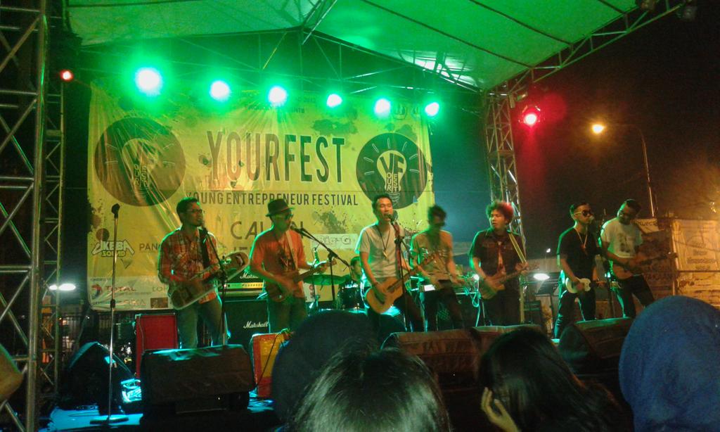 swararadio's tweet photo. Finaly @YourFestID di tutup oleh performens UKEBA (Ukulele Bandung)  #BeCreativeBeSuperpteneur http://t.co/iFERnkRoOW