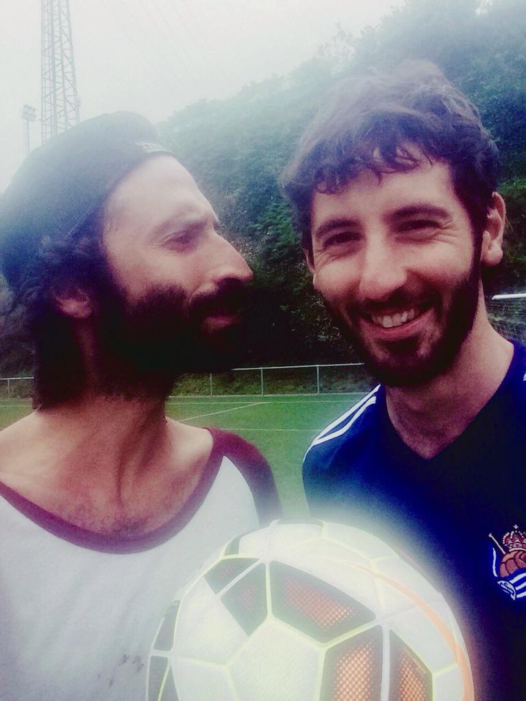 Leiva_Oficial's tweet photo. Tirando faltas toda la mañana como dos chiquillos.  Insuperable felicidad. L http://t.co/Kw1ozsRzNC