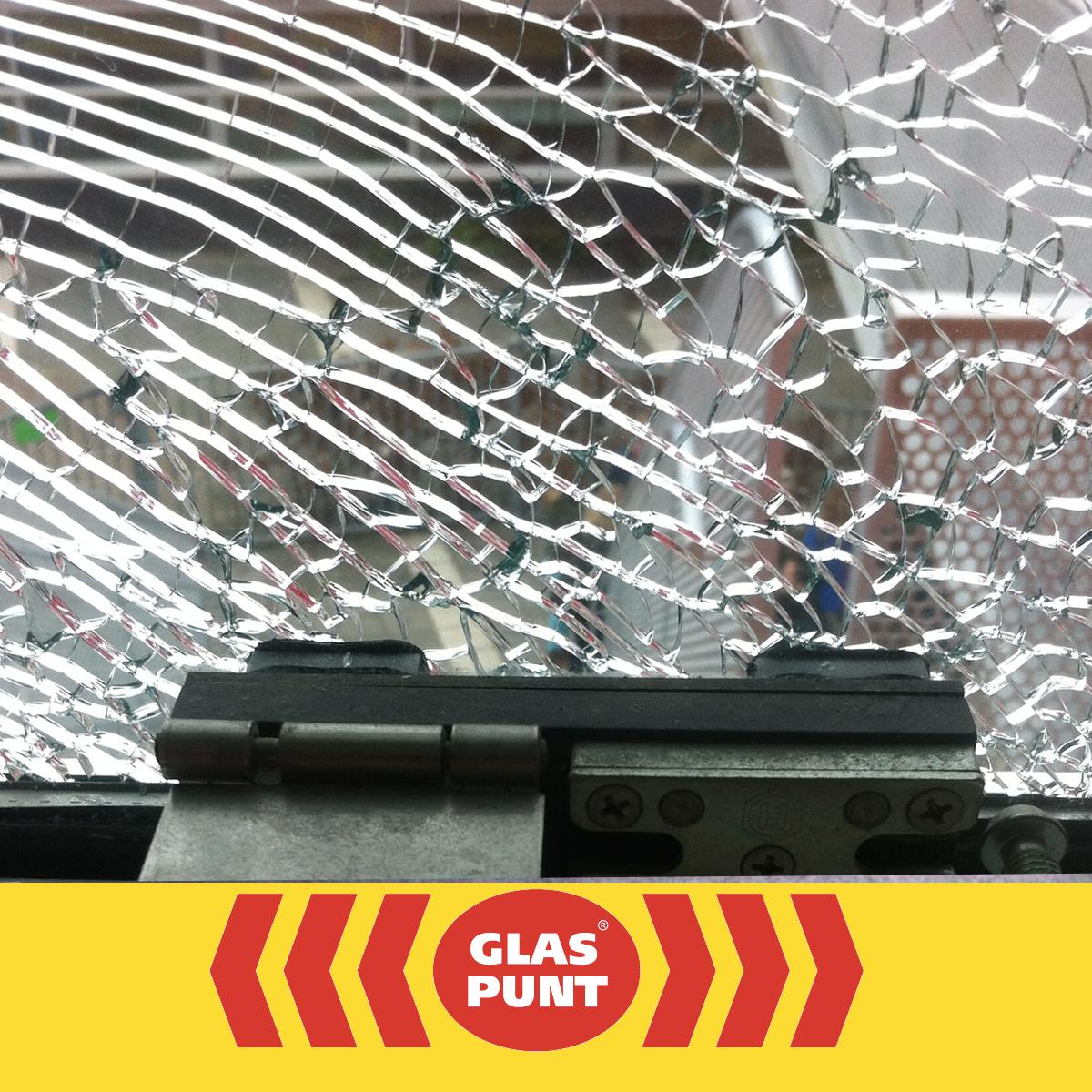 Het lijkt bijna wel een kunstige glasruit, maar helaas is het de vernielde ruit bij MFC de Salamander in Arnhem.#glas