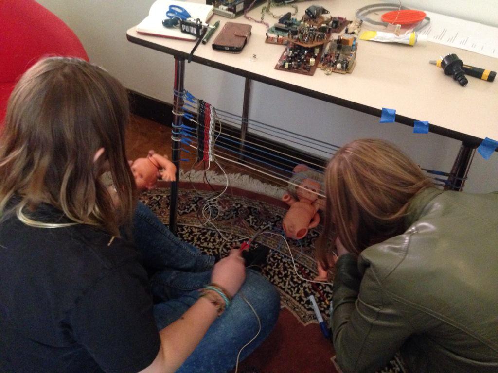 Anne en Kira #Groene Campus#Vliegertapijt verwerken spullen uit t Kastenproject in de Leonardusbuurt